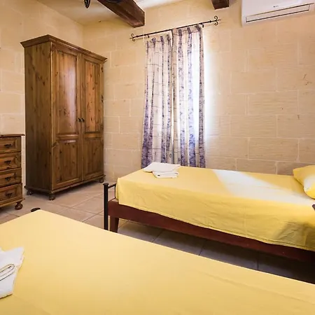 4 Bedroom With Private Pool & Views Nadur