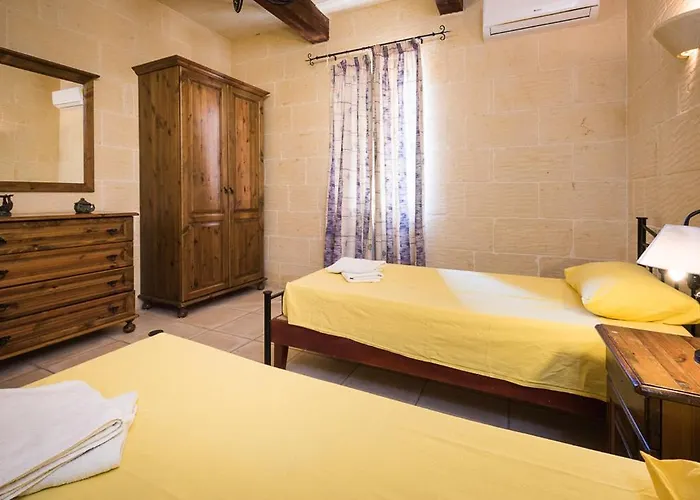 4 Bedroom With Private Pool & Views Nadur