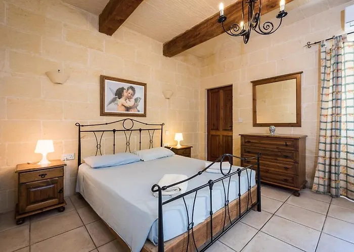 Dom wakacyjny 4 Bedroom With Private Pool & Views Nadur
