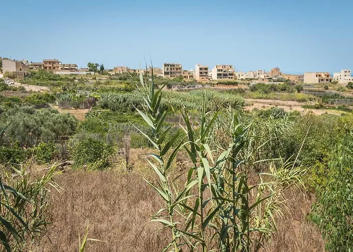 4 Bedroom With Private Pool & Views Nadur